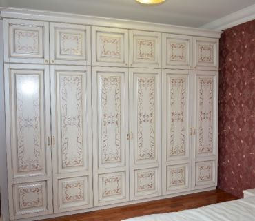 Белый шкаф из дерева фото